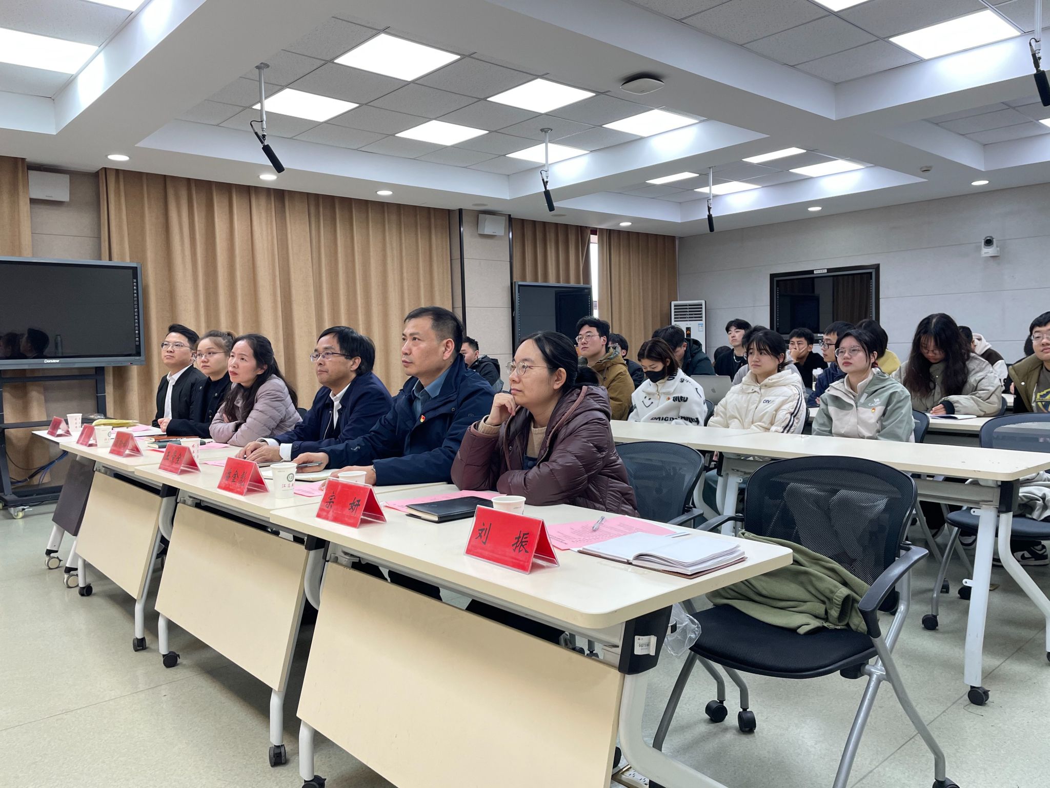 校党委常委、副校长王景全参加女上位
学生...